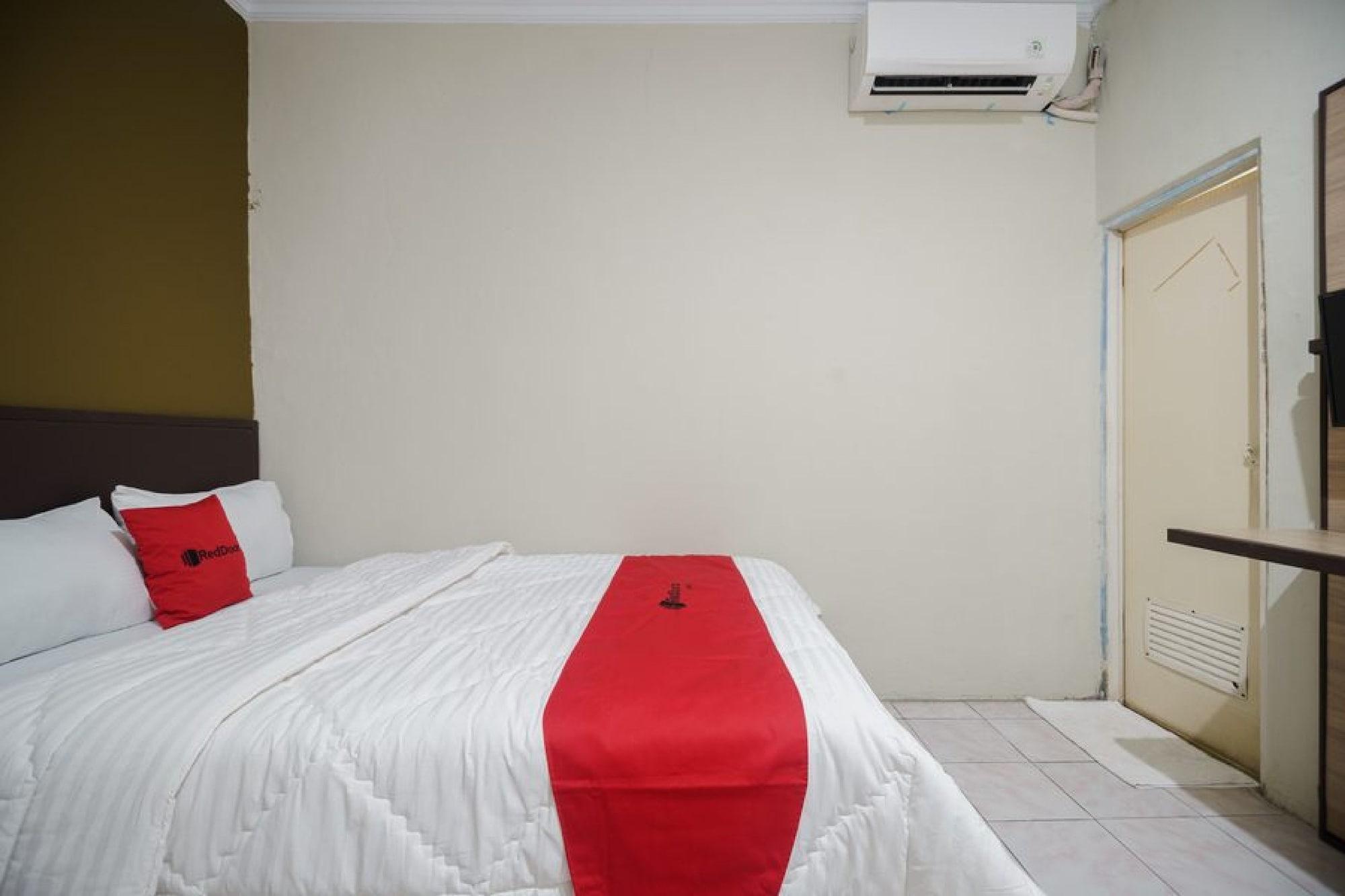 RedDoorz near Cikampek Mall Karawang Hotel Bagian luar foto