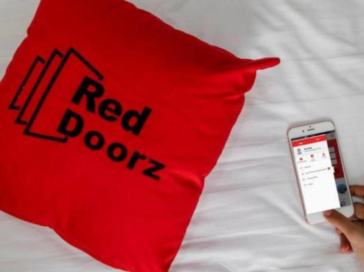 RedDoorz near Cikampek Mall Karawang Hotel Bagian luar foto